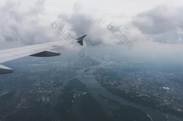 基辅城市和飞机窗,乌克兰