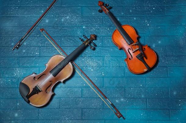 古典的<strong>音乐音乐</strong>会海报和桔子颜色小提琴向蓝色