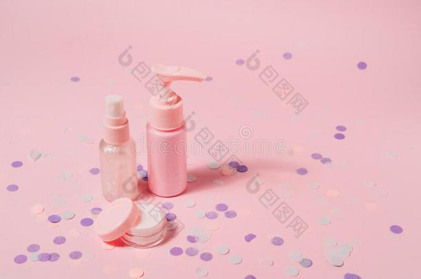 化妆品瓶子容器向粉红色的颜色背景.