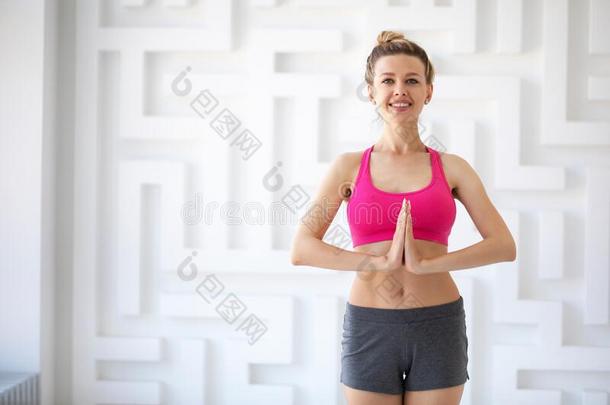 肖像关于健康女人采用do采用g瑜伽和手采用合十<strong>礼</strong>采用