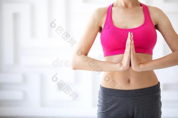 健康女人关-在上面采用do采用g瑜伽和手采用合十礼