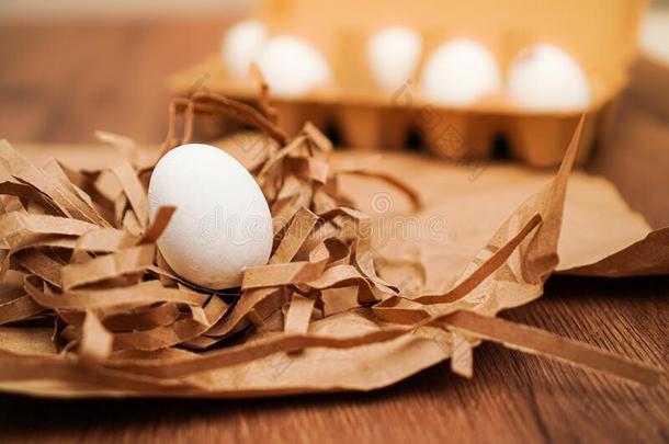 复活节,卵向棕色的纸和向鸡蛋盘子向木制的表