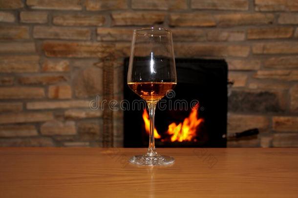 num.一玻璃关于葡萄酒看台向一t一ble采用fr向t关于一firepl一ce,采用