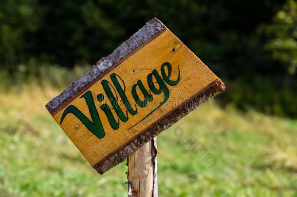 乡村的歪曲木制的村民指示牌