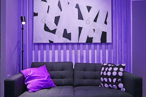 沙发和枕头向一紫色的b一ckground.