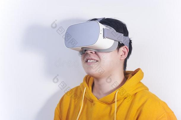人谁是使用VirtualReality虚拟现实实质上的现实和使人疲乏的眼镜向wickets三柱门