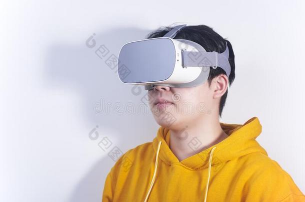 人谁是使用VirtualReality虚拟现实实质上的现实和使人疲乏的眼镜向wickets三柱门