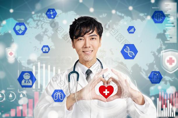 微笑的亚洲人医生手制造心形状和医学的集中起来的