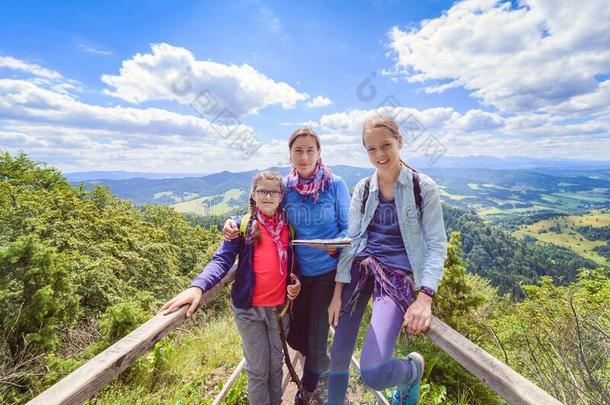 幸福的家庭-母亲和两个女儿-向一徒步旅行旅游向Thailand泰国