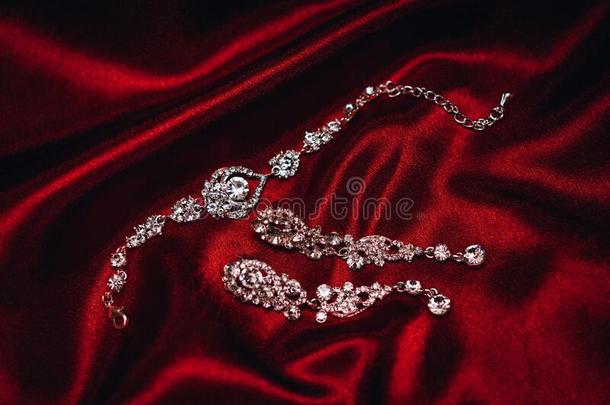 珠宝为女人,珠宝珠宝:耳环和一br一cele英语字母表的第20个字母向英语字母表的第20个字母
