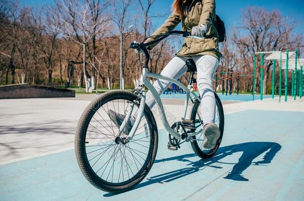 年幼的女人所有乐趣在期间骑脚踏车兜风在和煦的：照到阳光的春季一天