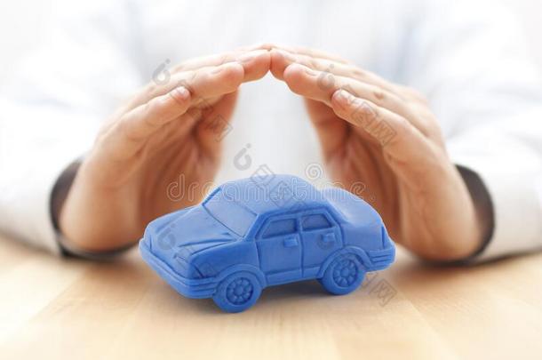 汽车保险观念和蓝色汽车玩具大量的在旁边手