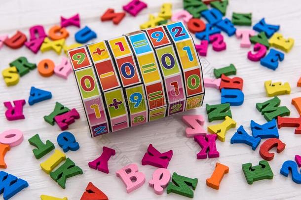 富有色彩的玩具为未满学龄的教育和字母表向表
