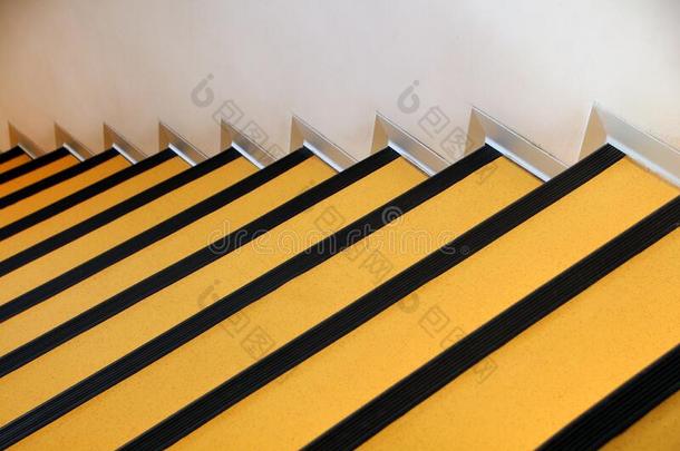 黄色的楼梯向建筑物