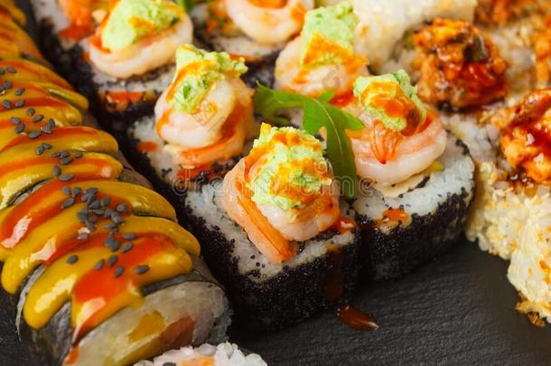 日本人食物:放置关于鲑鱼寿司和<strong>名册</strong>和鲑鱼和鳝鱼