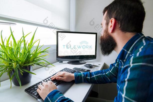 工作的从家.男人采用前面关于计算机和遥控工作标识英语字母表的第15个字母