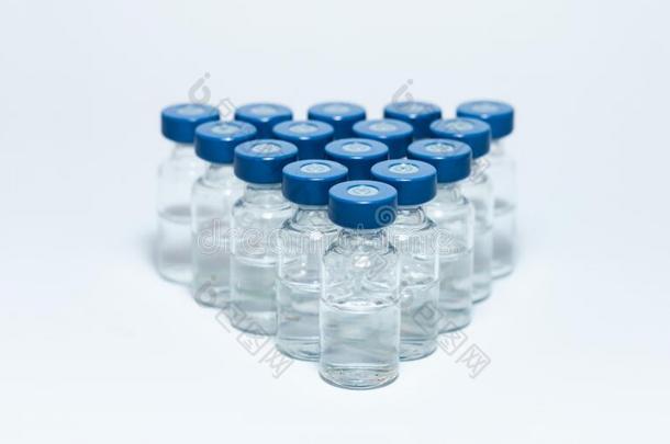 玻璃医学瓶子和注射液体和蓝色铝