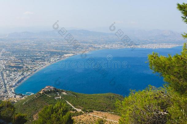 全景的看法关于卢特拉基和爱琴海(地中海的一部分海,希腊采用一夏d一