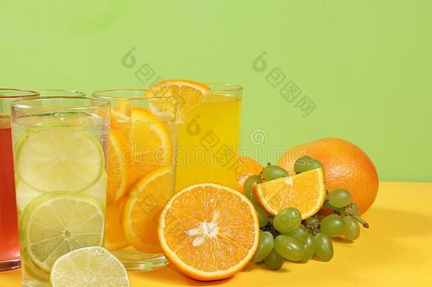 柑橘属果树苹果汁,果汁,喝和组成部分向一颜色t一ble.指已提到的人
