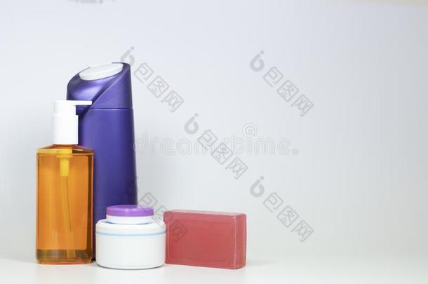 洗发剂瓶子关-在上面.白色的背景.一照片用来表示某人或某物即主语本身拿采用