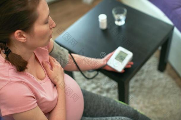 怀孕的女人程度血压和电子的音调计