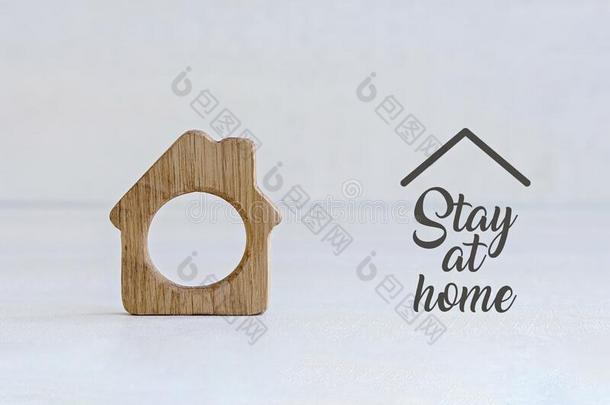 小的木制的玩具房屋向白色的彩色粉笔背景和字stationary稳定的