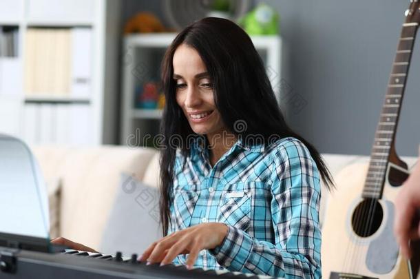 女人演奏键盘,电子的仪器