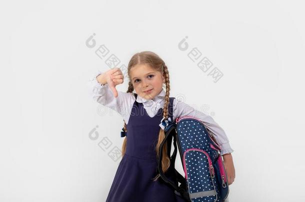 年幼的学校女孩准备好的为学校.小的学生是（be的三单形式出行向school学校