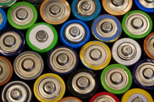 许多多彩的用过的电池