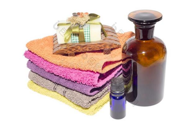 单一的肥皂盘向顶关于毛巾和瓶子