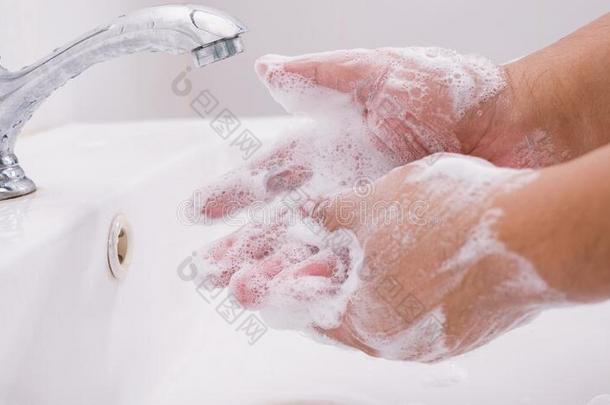 洗涤手在旁边肥皂为安全从日冕病毒