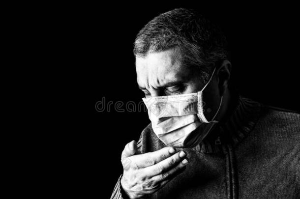男人和外科的面具打喷嚏或咳嗽.大流行的或流行病