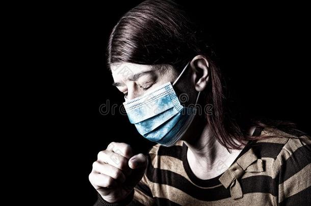 女人和外科的面具打喷嚏或咳嗽.大流行的或埃皮德