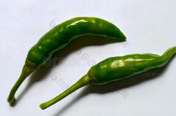 绿色的和新鲜的辣椒采用指已提到的人白色的盘子