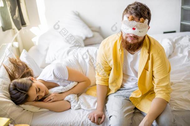 欲睡的男人采用面具坐向床在近处sleep采用g妻子