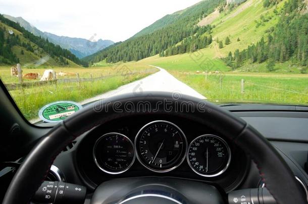 篷式汽车转向装置轮子透镜和阿尔卑斯山的看法