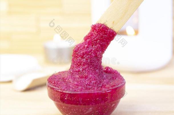 自然的粉红色的身体用力擦洗使从食糖.
