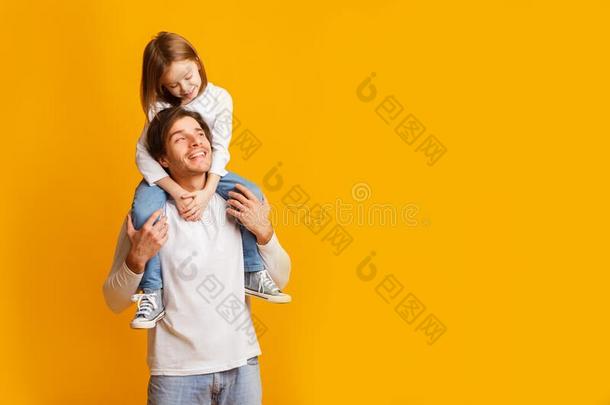 幸福的父亲运<strong>送</strong>的他的<strong>欢乐</strong>的小的女儿向肩