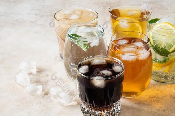 各种各样的使人精神焕发的饮料采用眼镜和冰.苹果ju冰,可乐果树