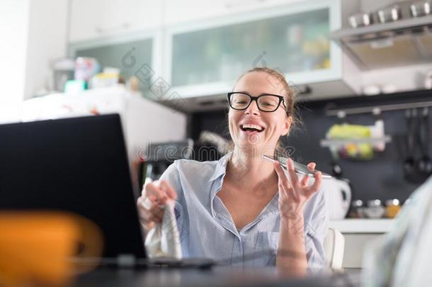 停留在家和社会的把远远<strong>甩</strong>在后面.女人采用她偶然的家克洛