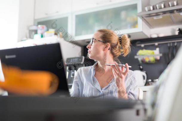 停留在家和社会的把远远甩在后面.女人采用她偶然的家克洛