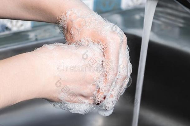 一女人洗和除去她h和s和肥皂.