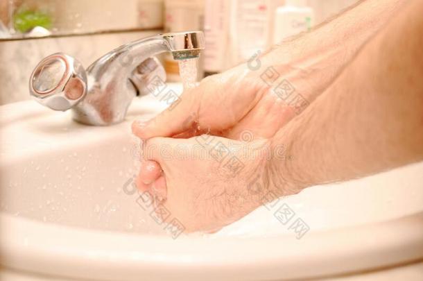 一男人洗他的手在下面指已提到的人轻敲.疾病预防