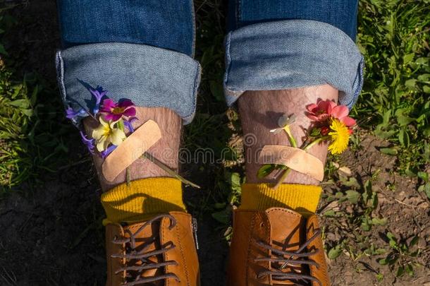 擦靴人粉红色的花黏合剂带子<strong>春季鞋</strong>子黄色的木头支架牛仔裤英语字母表的第13个字母
