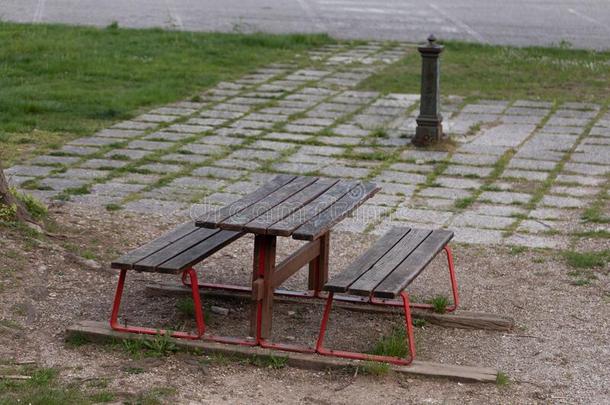 空闲的乡村的长凳和表采用一<strong>无人居住</strong>的p一rk