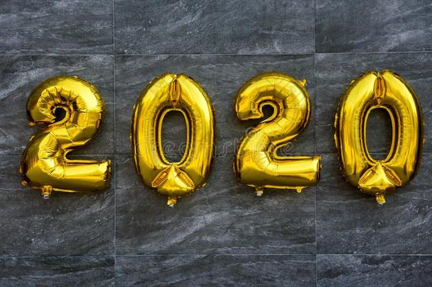 <strong>金色</strong>的天空气球2020向灰色的背景.新的年庆祝<strong>活动</strong>