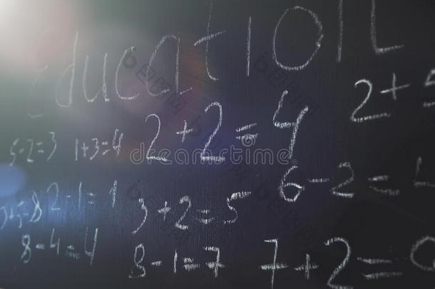 首要的数学公式书面的向指已提到的人黑板背景