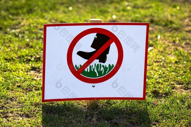 公众的符号向禁止步行向绿色的草