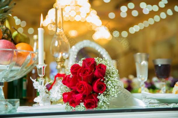 红色的花束关于红色的玫瑰在婚礼.红色的婚礼花束关于floodlight泛光照明