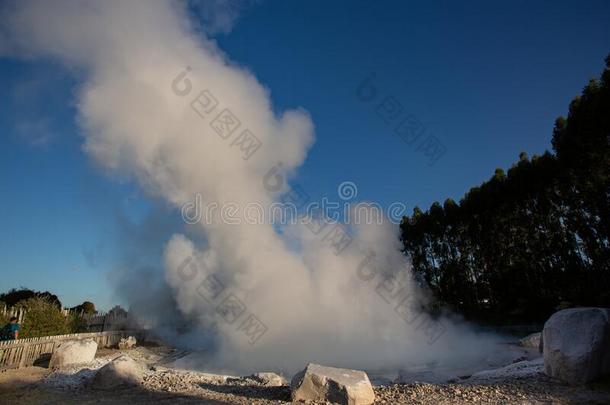 怀拉基台阶-火山的热的水起义采用羽毛向旧姓的